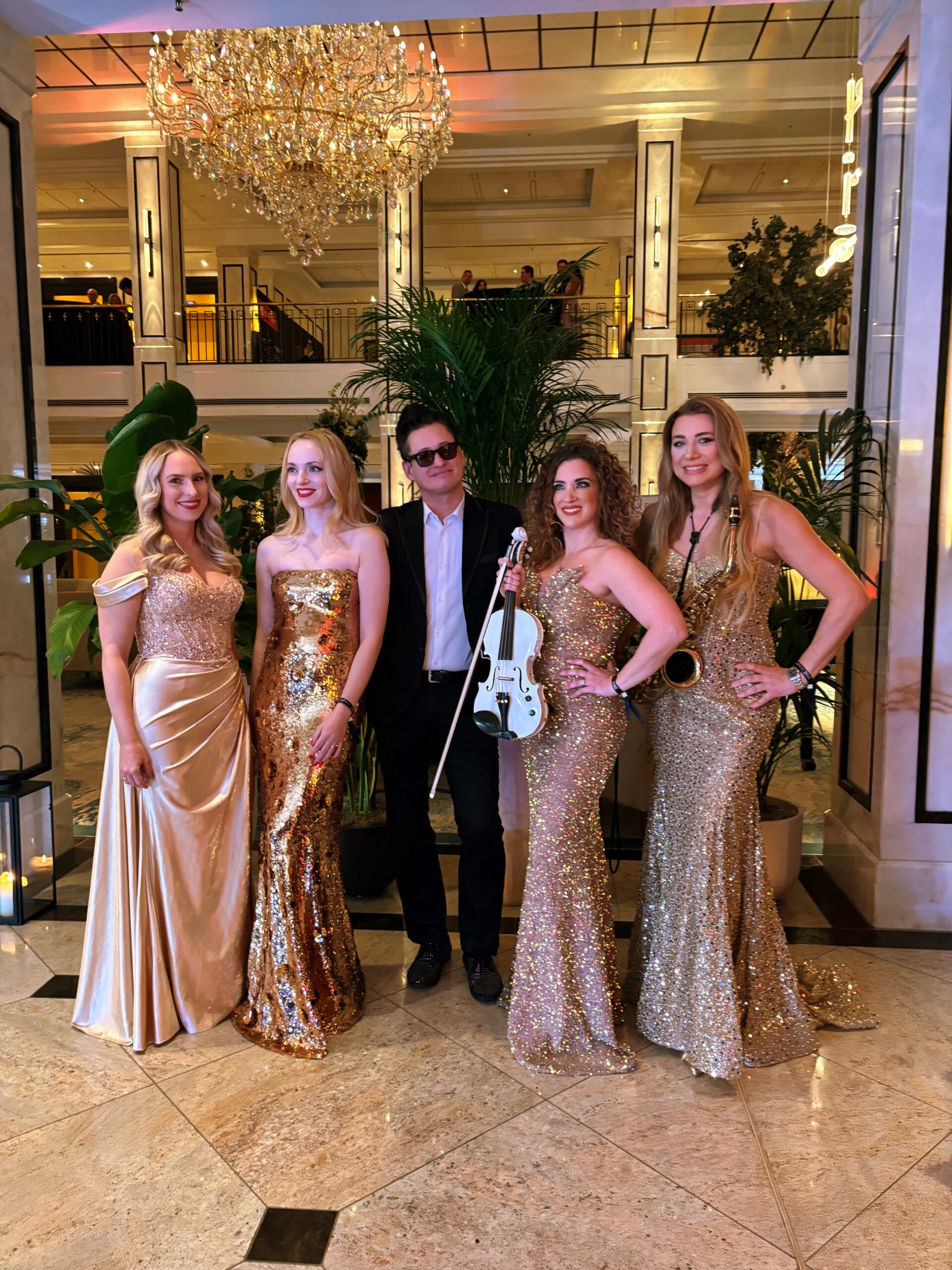 Galaband Munich All Stars beim Presseball Berlin – Damenband mit Sängerinnen, Violinistin und Saxophonistin Natalie Marchenko