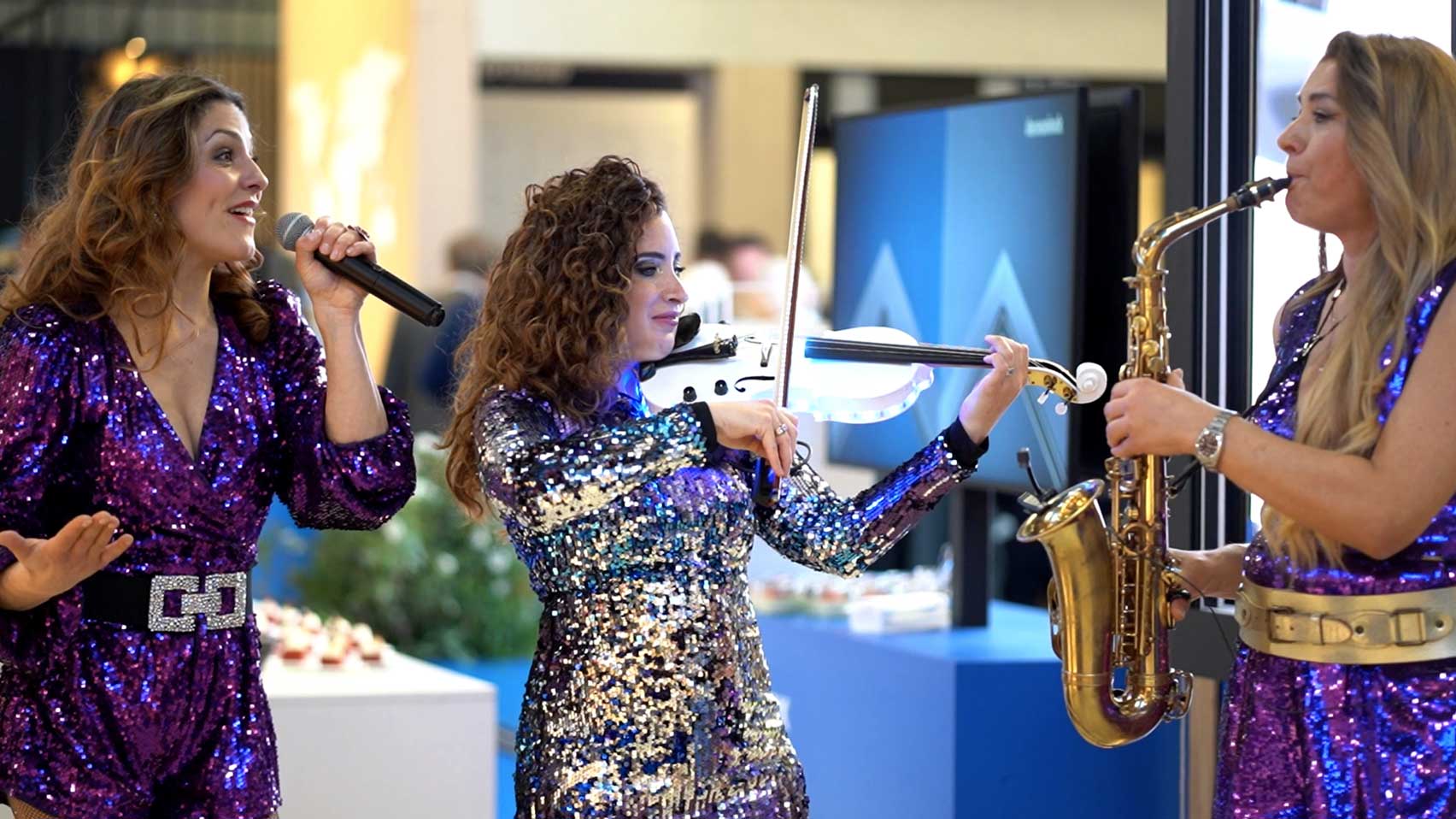 Mobile Frauenband Munich All Stars mit Saxophonistin live bei Standparty Event – Walking Act sorgt für stilvolle Atmosphäre auf Messe und Business Event