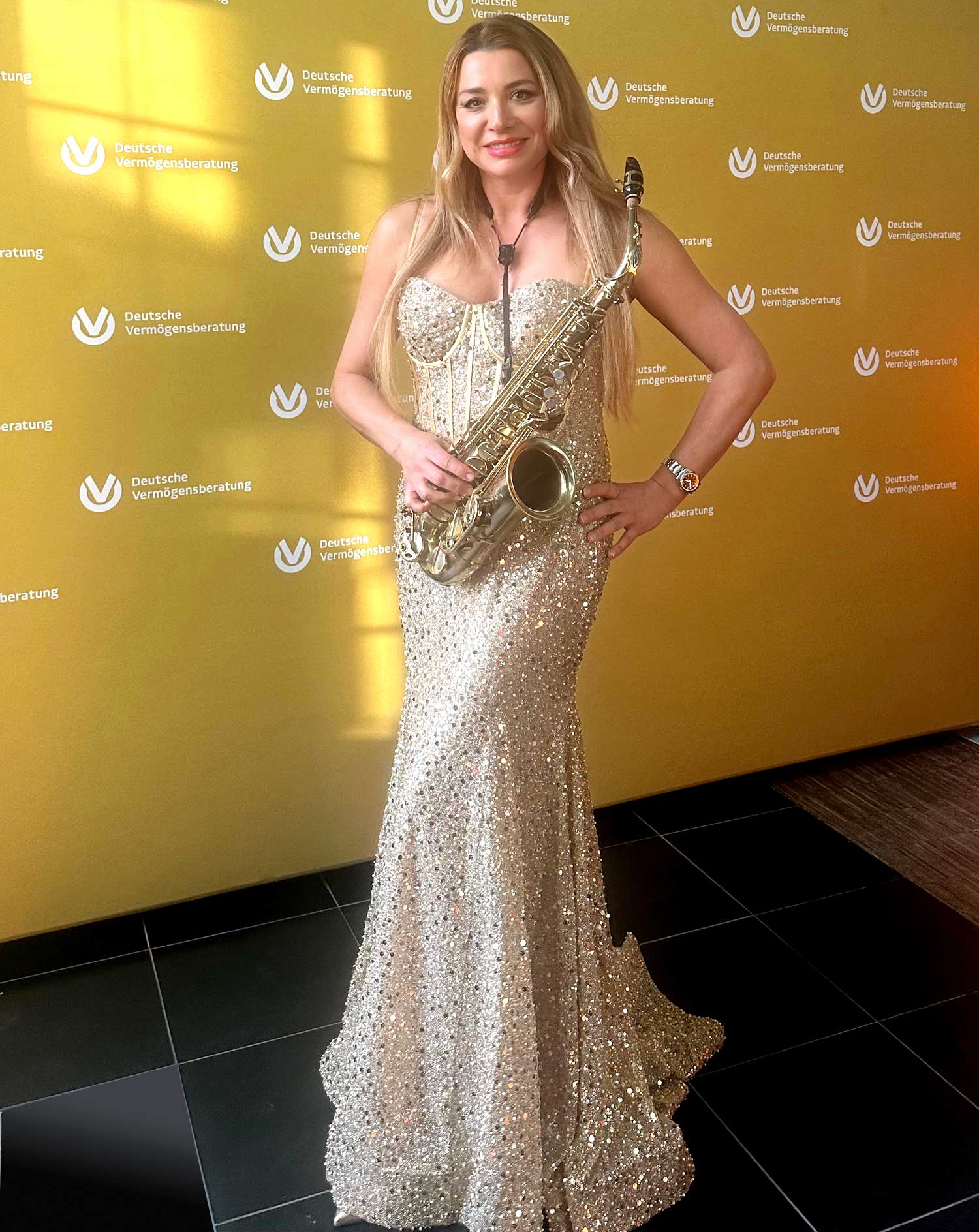 Saxophonistin Natalie Marchenko beim Corporate Event der Deutschen Vermögensberatung