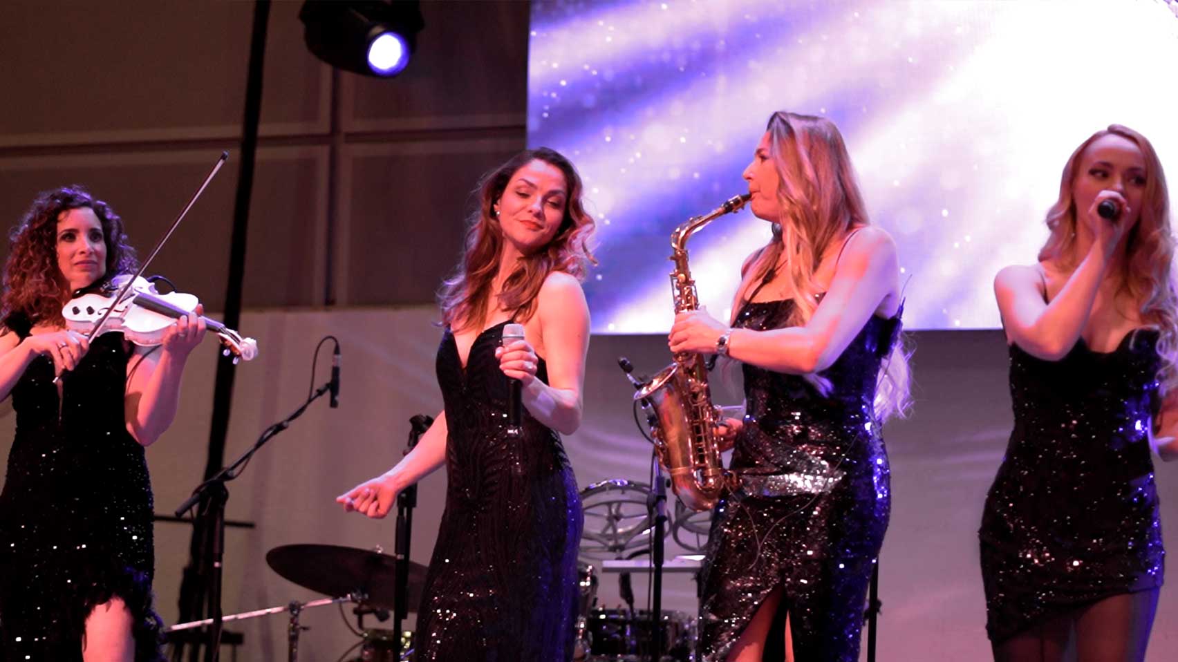 Standparty Band auf Messe – Damenband mit Sängerin, Saxophonistin und Violinistin sorgt für energievolle Live Musik bei Business Event und Firmenveranstaltung