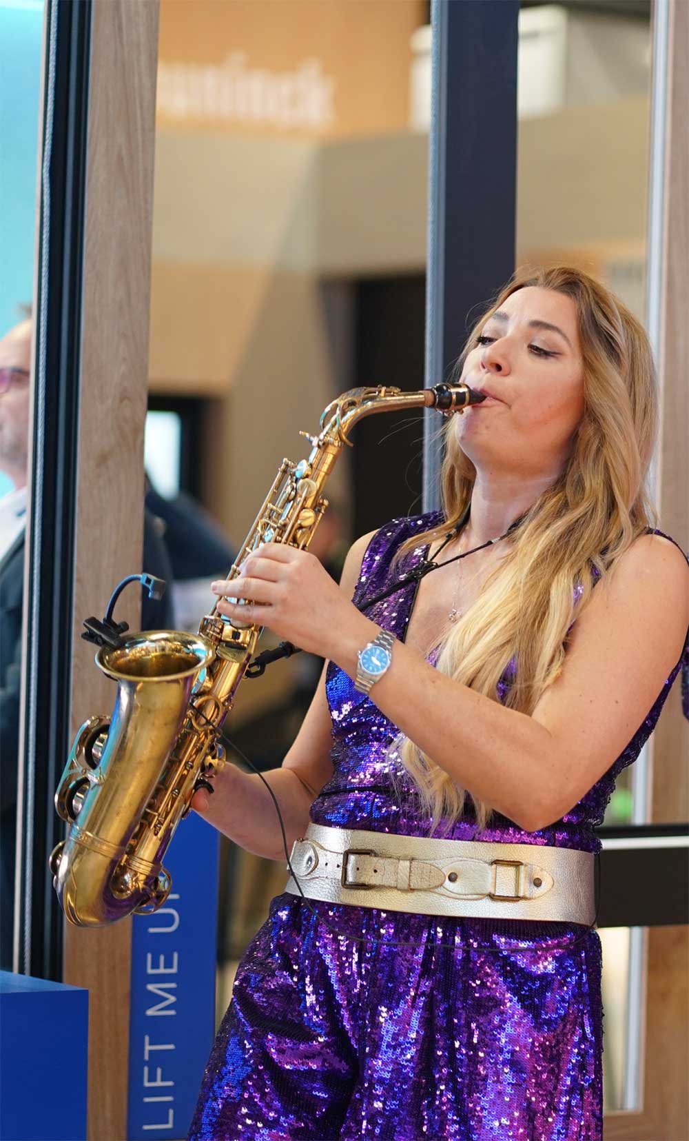 Saxophonistin Natalie Marchenko mit DJane bei IFAT München – DJ & Sax Live Act für Messe, Standparty und Event buchen